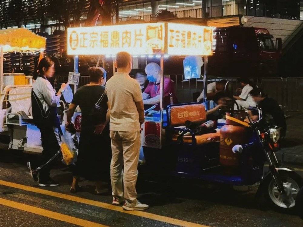 年轻人涌入后，深圳高龄摆摊人被挤对的收入和出路