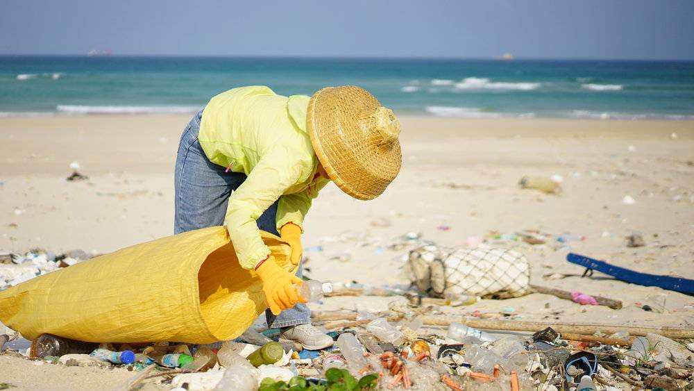 10万吨塑料漂在海上，中国公司的一笔大生意